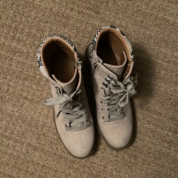 Universal Thread tan boots. Size 8 1/2. New! - Picture 3 of 10